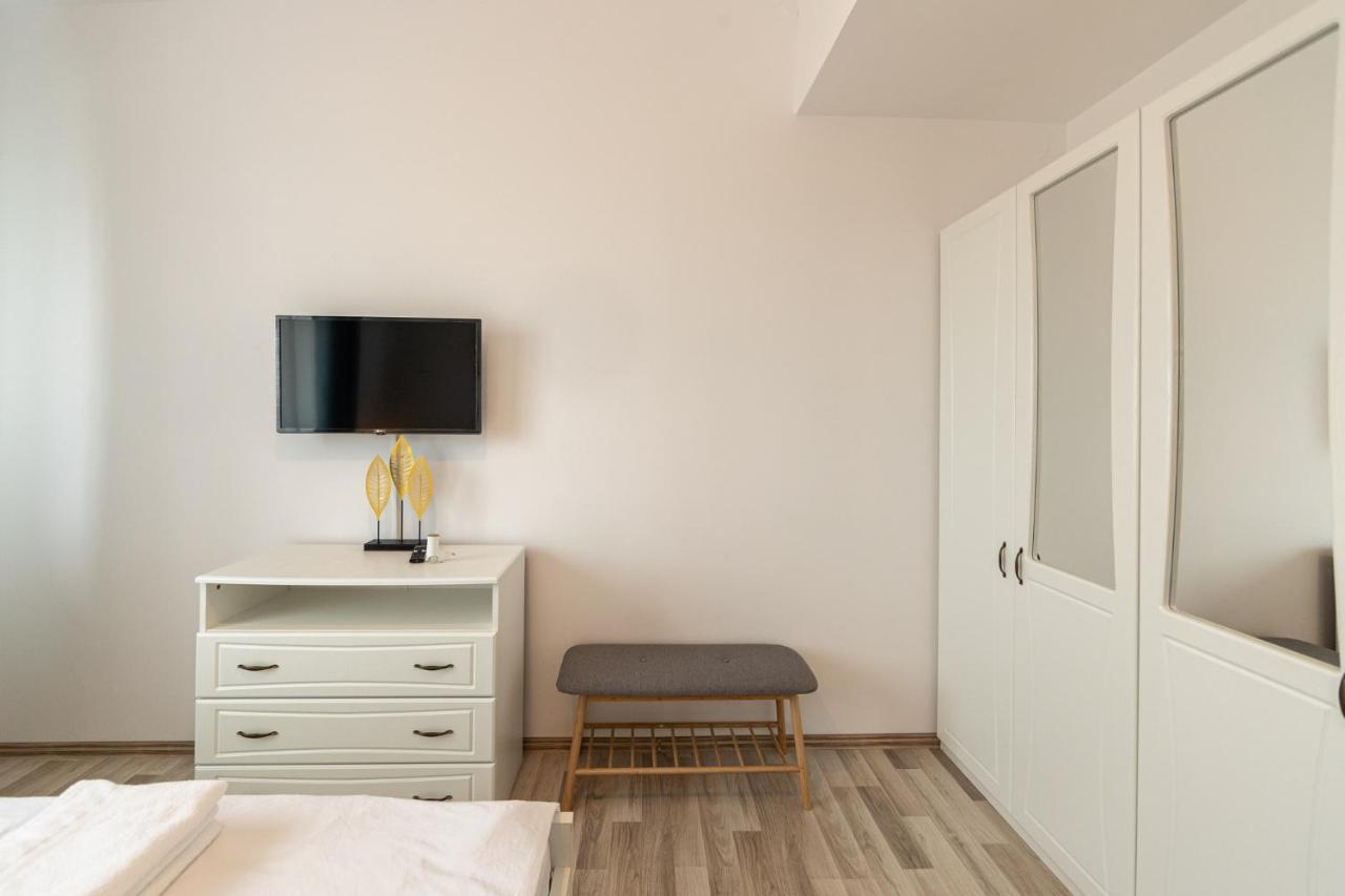 Citadel Apartament'S ริชนอฟ ภายนอก รูปภาพ